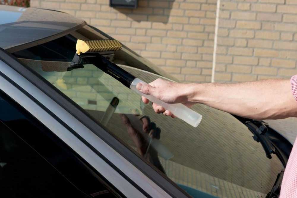 DUNLOP Scheibenreiniger mit Sprühfunktion, 200 ml, 20 x 36 cm – Bild 6