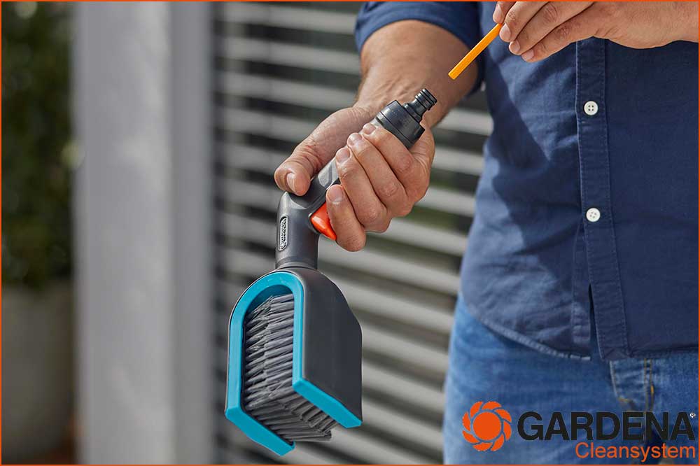 GARDENA 18850-20 cleansystem Jalousienbürste, Lamellenreiniger mit Wasseranschluss – Bild 2