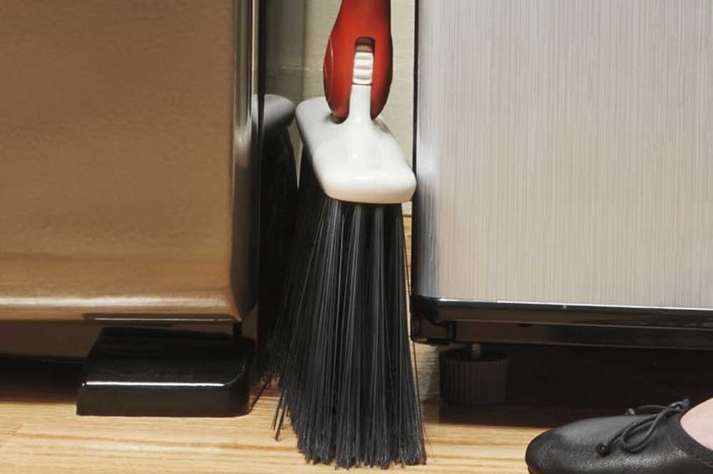 OXO Good Grips Spezial-Besen mit Winkelgelenk, 133 cm – Bild 4