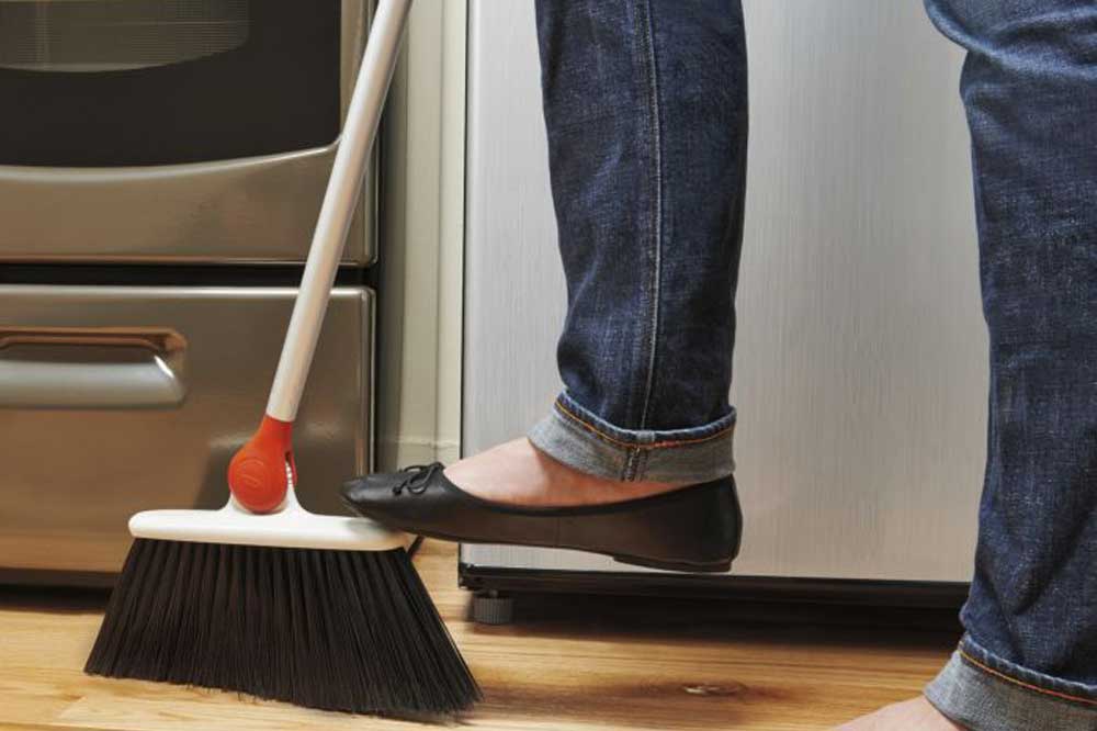 OXO Good Grips Spezial-Besen mit Winkelgelenk, 133 cm – Bild 6