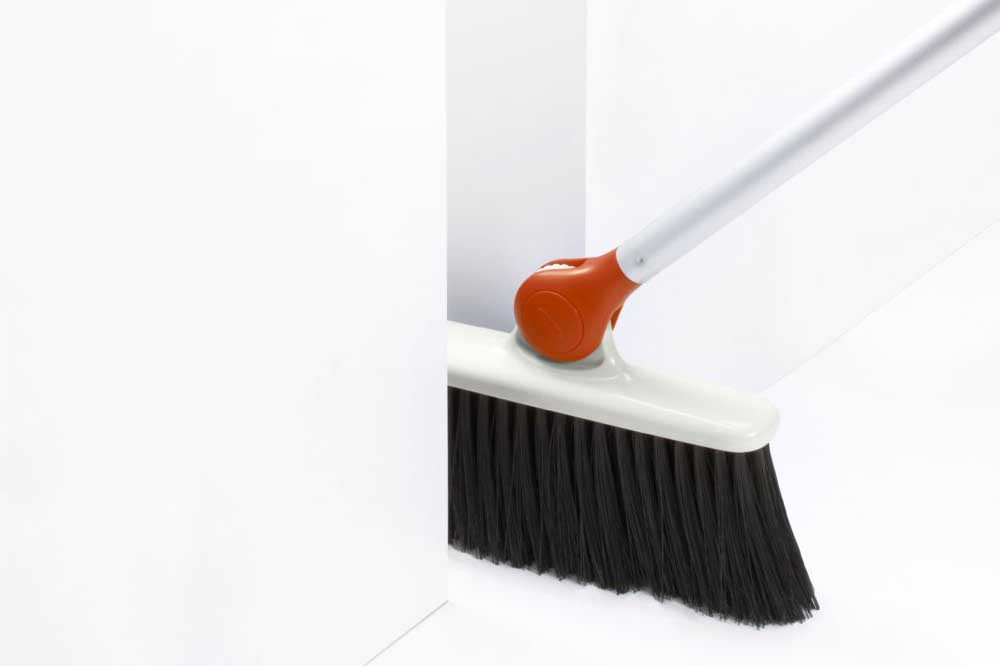 OXO Good Grips Spezial-Besen mit Winkelgelenk, 133 cm – Bild 3