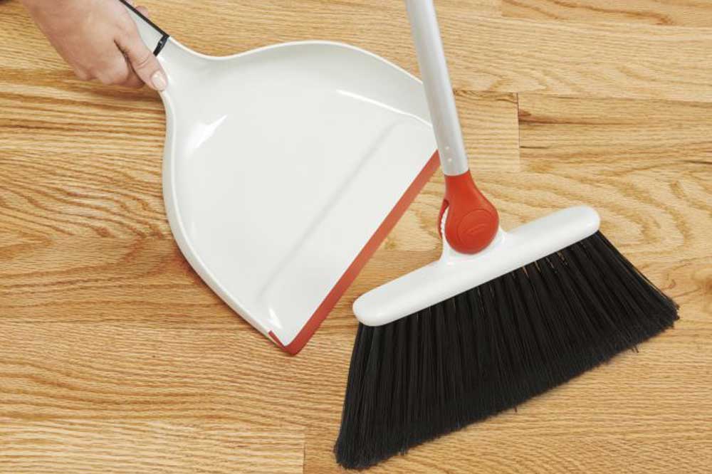 OXO Good Grips Spezial-Besen mit Winkelgelenk, 133 cm – Bild 7